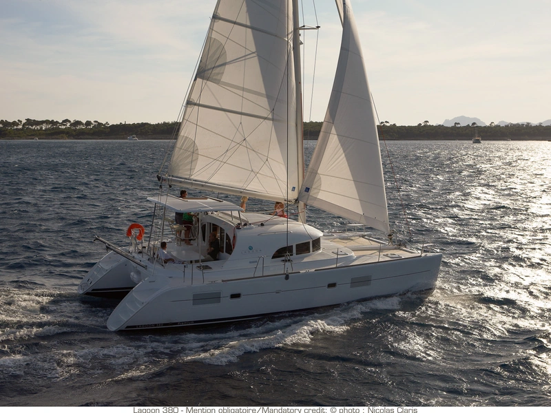 Lagoon 380 Ploto